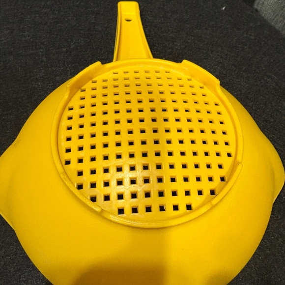 Vintage TUPPERWARE Yellow Quart Strainer Colander with Handle #1200-7 - Picture 3 of 4